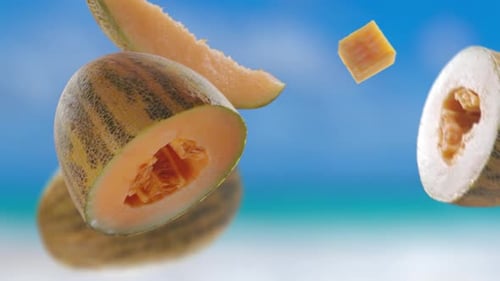Melon volant et tranches de melons sur fond d'été tropical sur la plage