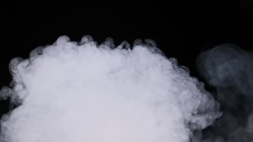 Strahl aus Rauch oder Dampf auf schwarzem Hintergrund in Zeitlupe