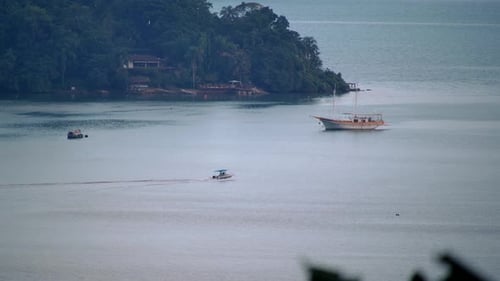 Das kleine Boot gleitet stetig über das ruhige Wasser und bahnt sich seinen Weg zum größeren Schiff Ancho