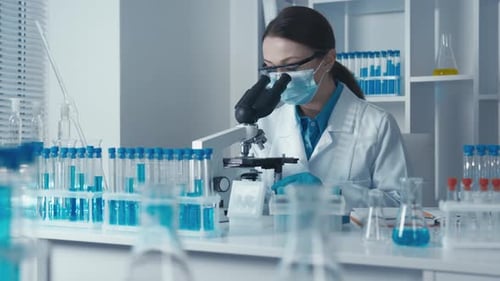 Die wissenschaftliche Forschung entwickelt sich kontinuierlich weiter und hebt Wissenschaftlerinnen hervor, die Proben analysieren mit
