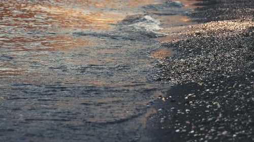 Wellen berühren sanft Pebble Shore
