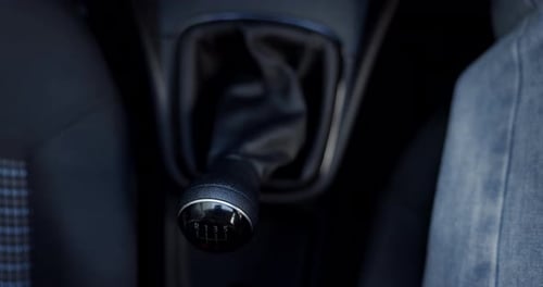 Mão, equipamento e uma pessoa dirigindo um carro de cima para viagem, transporte ou aceleração