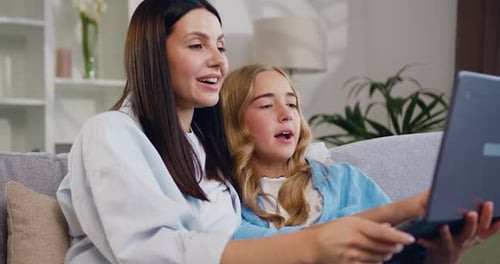 Retrato de mujer feliz usando un ordenador portátil, mostrando contenido de vídeo, explicando el funcionamiento de la Aplicación en línea