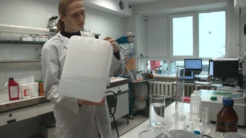 Tâche de nettoyage du laboratoire Le personnel de l'installation de recherche assure la sécurité et prépare l'équipement après