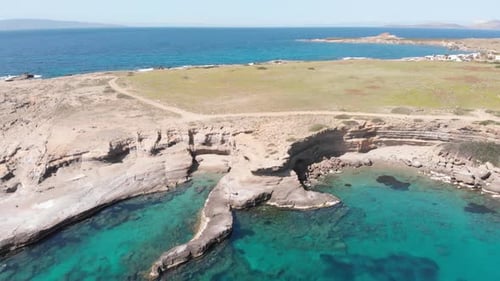Wunderschöner Strand und Wasserbucht in der spektakulären griechischen Küstenlinie. Türkisblau transparent