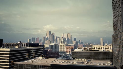 Descripción aérea matutina de la ciudad: un día brillante sobre el paisaje de edificios urbanos
