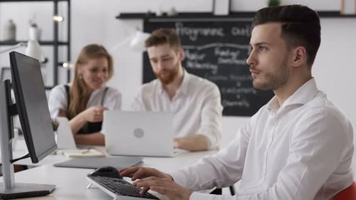 Trendige, vielfältige Partner brainstormen über den Start eines Finanzprojekts auf einem Desktop-PC-Monitor