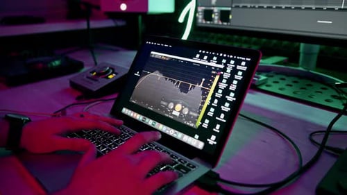 professioneller Tonstudio, Toningenieur oder Musikproduzent, der an der Fernbedienung sitzt