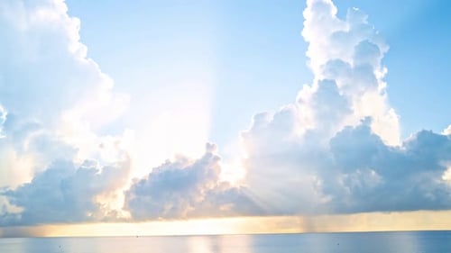 Timelapse du ciel nocturne Les nuages en mouvement et les nuages du coucher du soleil flottent à travers le crépuscule