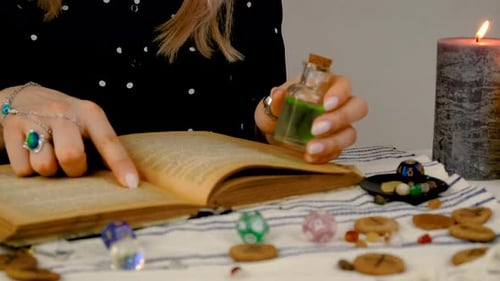 Une diseuse de bonne aventure lit un livre de sorts