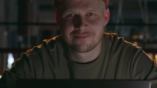 Ein glücklicher und zufriedener Mann von 30 Jahren schaut lächelnd in die Kamera