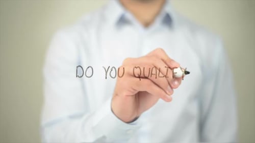 Qualifiez-vous l'écriture d'un homme sur un écran transparent