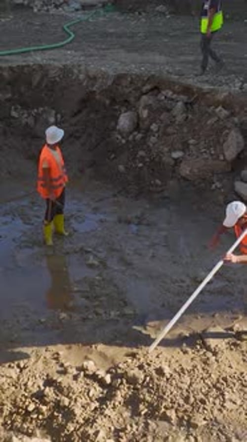 Vídeo vertical: máquinas pesadas en acción en una vibrante obra