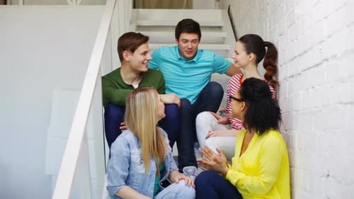 Bildungs-, Gestik-, Kommunikations- und Glückskonzept — Lächelnde Schüler mit Hands-On