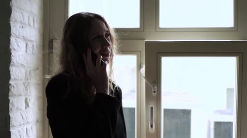 Chica usando un teléfono inteligente. Mujer joven con teléfono