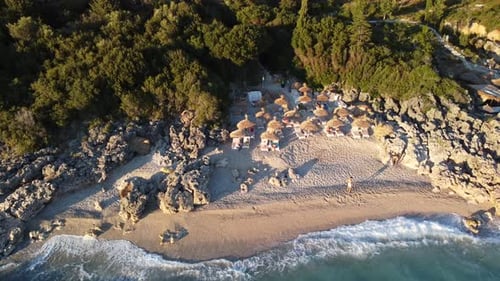 Luftbild über die schönen Strände der Stadt Dhermi, Albanien