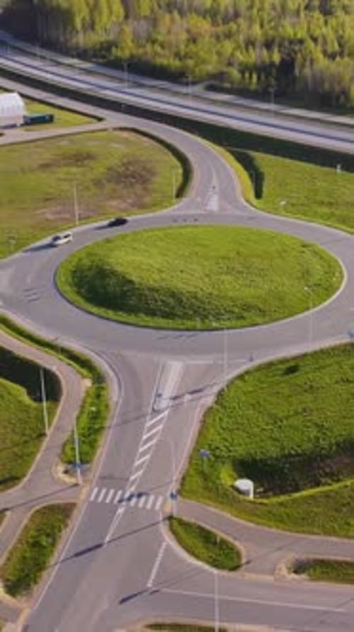 Vue aérienne époustouflante de la région printanière de Katlakalns avec un rond-point