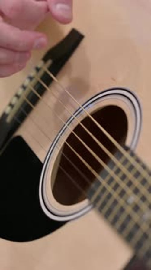 Nahaufnahme eines Mannes, der Gitarre spielt, vertikales Video