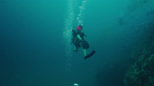 Un homme faisant des gestes de plongée sous-marine