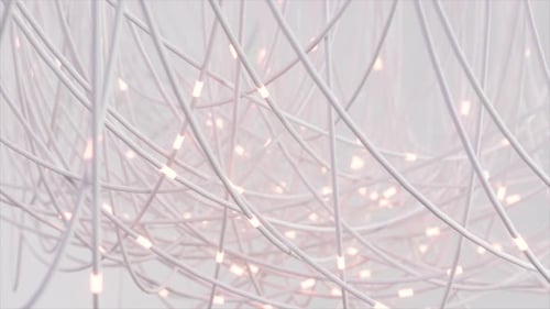 Cables blancos suaves entrelazados con sutiles luces rosadas que crean una red serena de alta tecnología