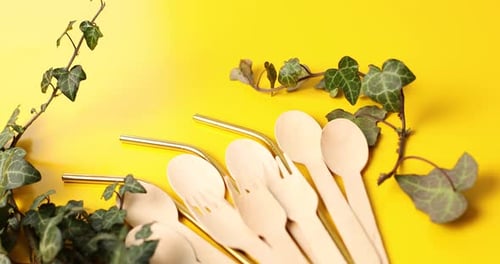 Rotación de pajitas reutilizables de acero inoxidable y cucharas de madera ecológicas
