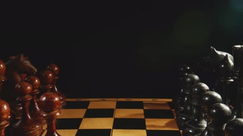 Piezas de ajedrez colocadas en el tablero de ajedrez Vídeo en blanco y negro del juego de ajedrez