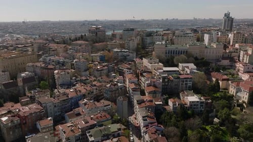 Avante sobrevoa edifícios e ruas em um bairro residencial urbano na grande cidade de Istambul, Turquia
