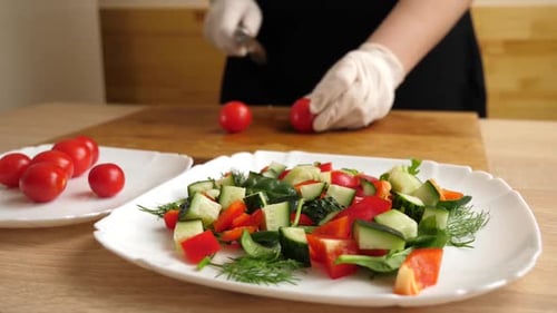 1. Schneiden Sie die Tomaten und fügen Sie sie dem Gemüsesalat hinzu. Zubereitung von Gemüsesalat