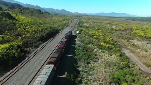 4K-Luftaufnahmen von Drohne eines Zuges auf Gleisen auf dem Land