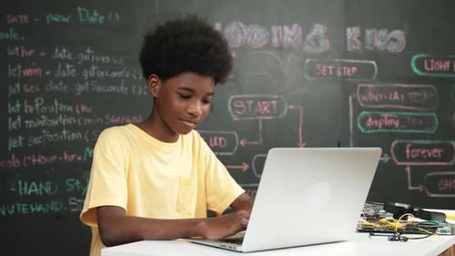 Studentisches Programmier- und Codierungssystem, während Mädchen das Metaversum betreten. Erbauung