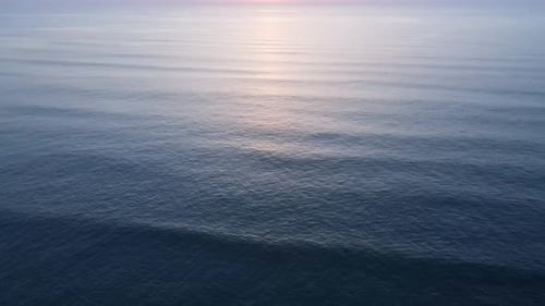 Drohnenaufnahme aus der Luft über den abendlichen Atlantik mit wunderschönem Wellenmuster und Meeresschaumlandschaften