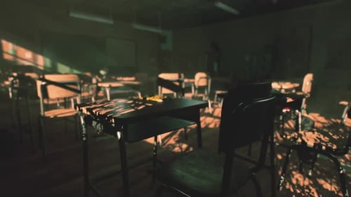 Aula escolar abandonada llena de polvo y sombras a la luz de la tarde