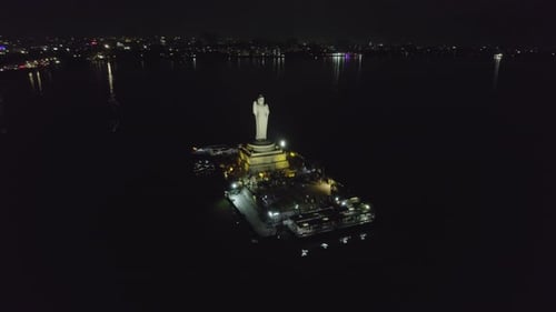 Cinématographique prise de vue aérienne du lac Hussain Sagar, le monument le plus connu d'Hyderabad, la nuit indienne