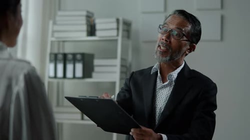 Travail d'équipe : les hommes d'affaires se rencontrent, travaillent et réfléchissent à des sujets tels que les affaires, les finances et le marketing.
