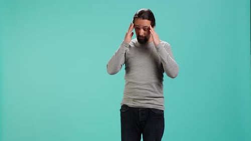 Portrait d'un homme épuisé par le surmenage et souffrant de maux de tête