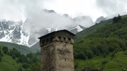 Lamaria-Kirche in Ushguli, Oberswanetien, Georgien — Drohnenschuss