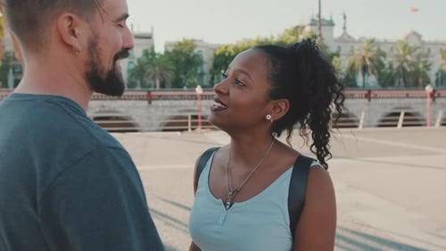 Feliz pareja interracial mirándose
