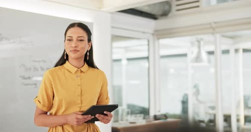 Presentación, tableta y mujer de negocios con pizarra, planificación, gestión de proyectos