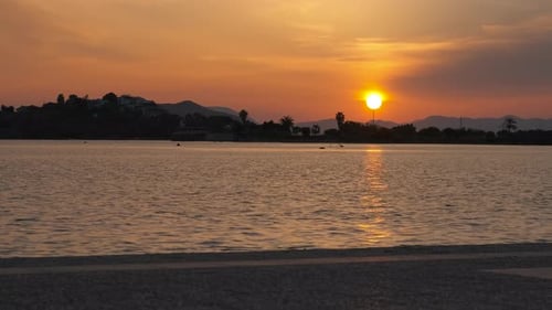 Céu laranja ao pôr do sol