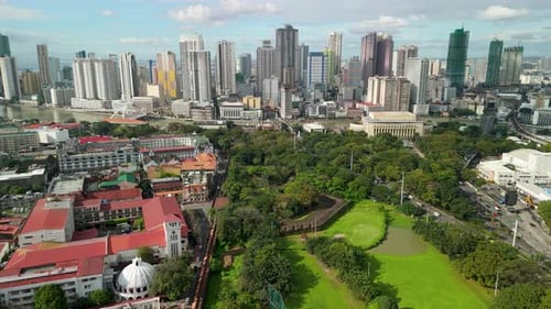 Survol par Drone à haute altitude au-dessus de la ligne d'horizon moderne du district colonial d'Intramuros à Manille, aux Philippines