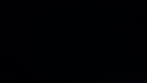 Relámpagos en el cielo nocturno entre nubes de tormenta.