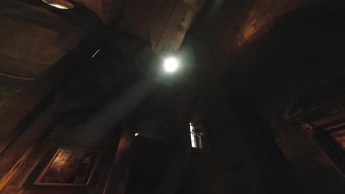 Himmelsbalken treten durch ein Kirchenfenster ein