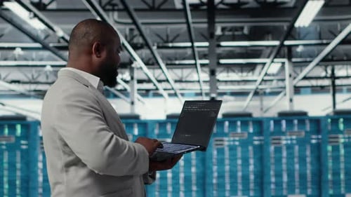 Ingénieur de l'infrastructure de la salle de serveurs écrivant des scripts de flux de travail automatisés à l'aide