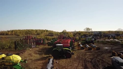 Luftbild des größten Bauernhofs mit Traktoren, Mähdreschern und Landmaschinen in Kasachstan