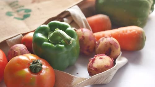 Signo de flechas recicladas en una bolsa de compras con verduras