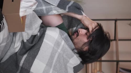 Homme malade vertical, grippe, fièvre, maux de tête, maison