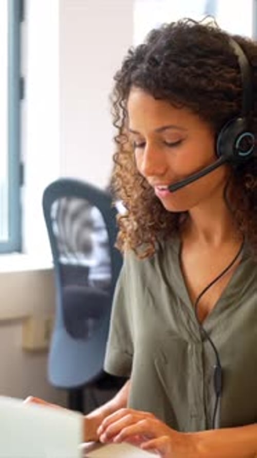 Colegas de trabalho usando o computador juntos e sorrindo olhando para a tela