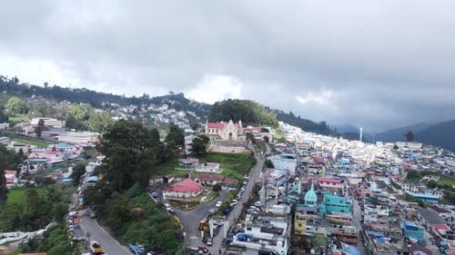 Vue par drone de la ville de Kodaikanal et de l'église catholique du Sacré-Cœur sous un ciel couvert, Dindigul, Tamil N