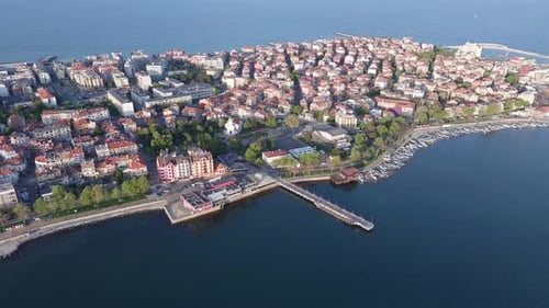 Vue depuis une hauteur de la ville de Pomorie, située sur la péninsule de Bulgarie et
