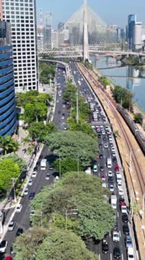 Ponte estaiada no centro da cidade de São Paulo, Brasil.